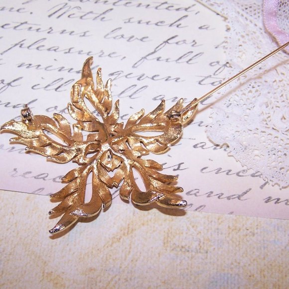 Designer Signed Torino Yellow Gold Tone Metal Pin Brooch - Leafy Starfish - Picture 6 of 8